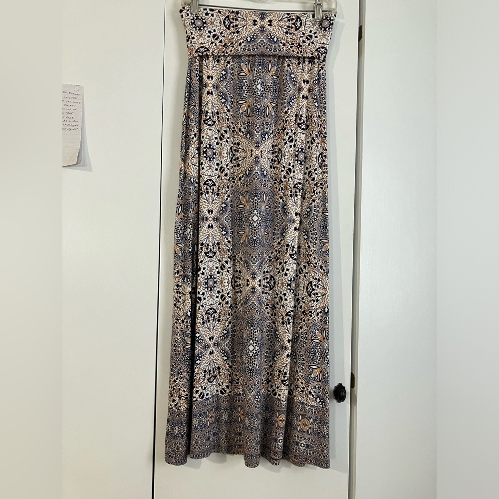 NWT Artisan NY long polyester skirt. Size S